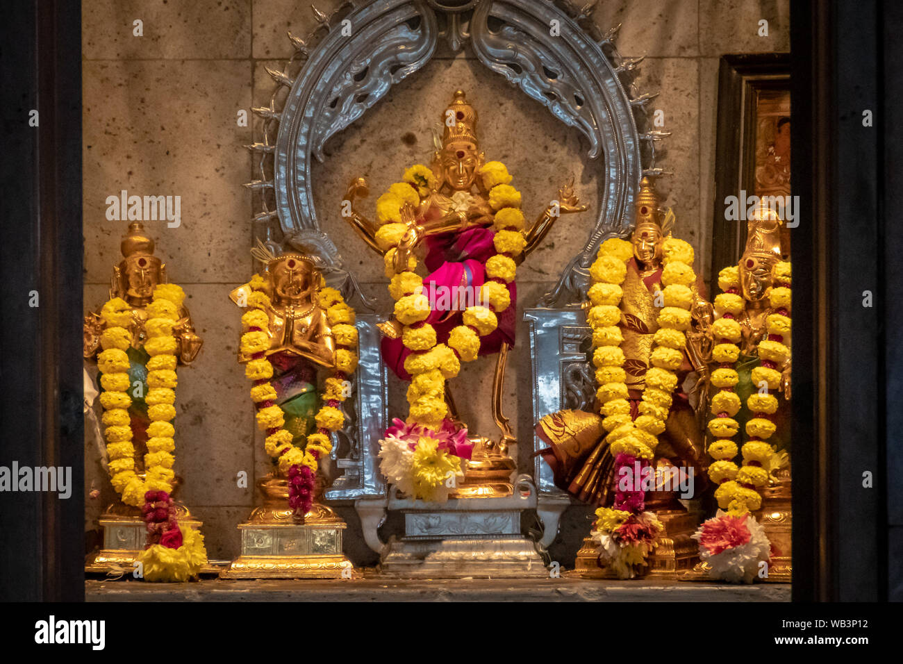Sri Mahamariamman Temple golden statue nella santissima sala del tempio indù Foto Stock