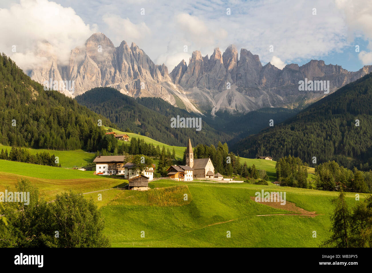 Val di Funes, una splendida valle dove la piccola Santa Magdalena chiesa segna la sua posizione strategica per uno dei più imponenti cartoline di D Foto Stock