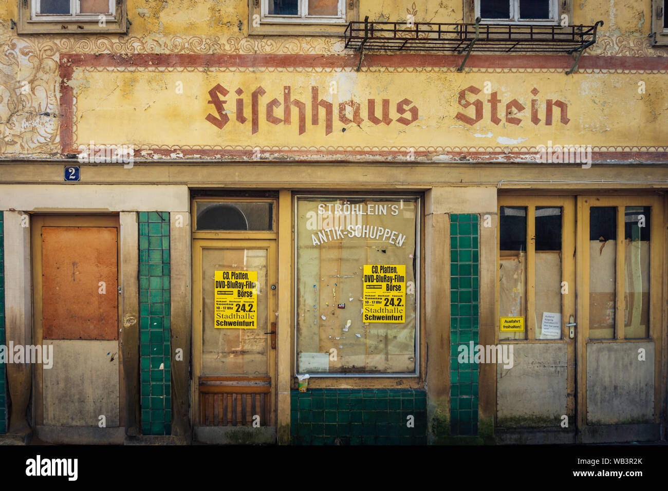 Bad Kissingen in Baviera, Germania - 16 Febbraio 2019: abbandonati e perso il vecchio negozio di alimentari per il pesce con old German Fraktur iscritto e ornamenti Foto Stock