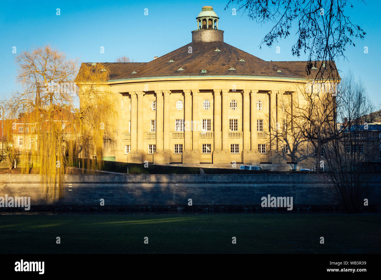 Bad Kissingen in Baviera, Germania - 15 Febbraio 2019: vista del retro del Regent edificio sulla Saale Francone in inverno accanto a un salice piangente Foto Stock