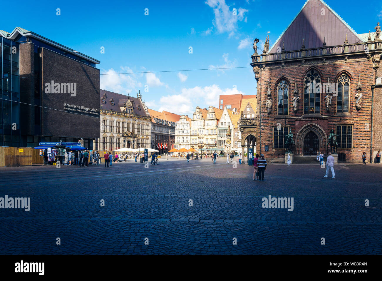 Bremen, Germania - 21 Luglio 2019 - Vista sulla piazza del mercato con Roland e il municipio della città vecchia con il palazzo del parlamento chiamato buergerschaft Foto Stock