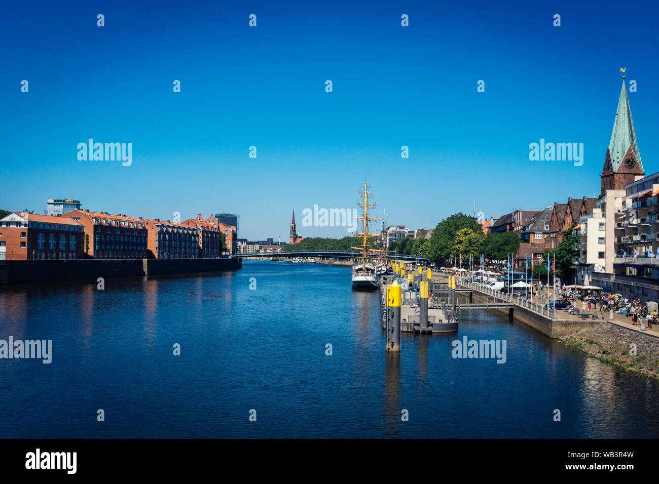 Bremen, Germania - 29 Giugno 2019 - Vista del fiume Weser e la Schlachte storico waterfront con la guglia di san Martini chiesa e persone Foto Stock
