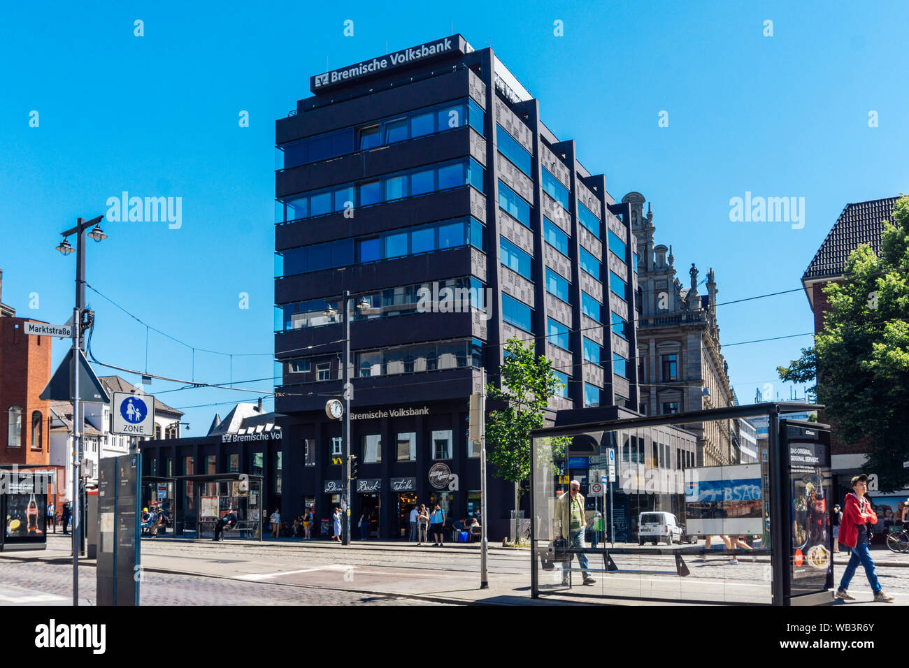 Bremen, Germania - 29 Giugno 2019 - Vista della bank building bremische volksbank a domsheide a Bremen, Germania con il traffico Foto Stock