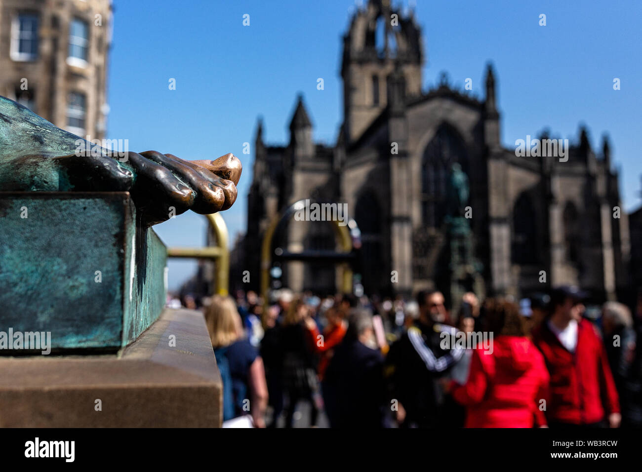 Close up David Hume statua punta al di fuori della Alta Corte, Royal Mile di Edimburgo Foto Stock