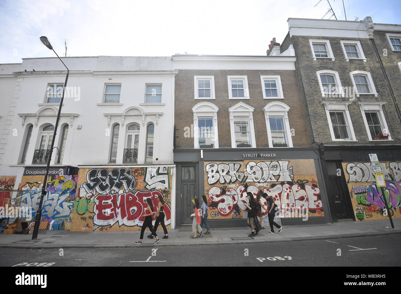 Negozi di Ladbroke Grove sono saliti fino come preparazione prosegue per il carnevale di Notting Hill a ovest di Londra. Foto Stock