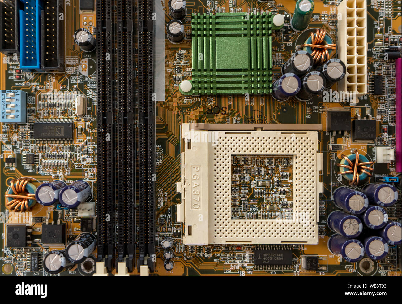 TIMISOARA, Romania - 02 dicembre, 2018: Close-up di una scheda madre ASUS  su un tavolo di legno. Socket della CPU 370. Vista dall'alto Foto stock -  Alamy