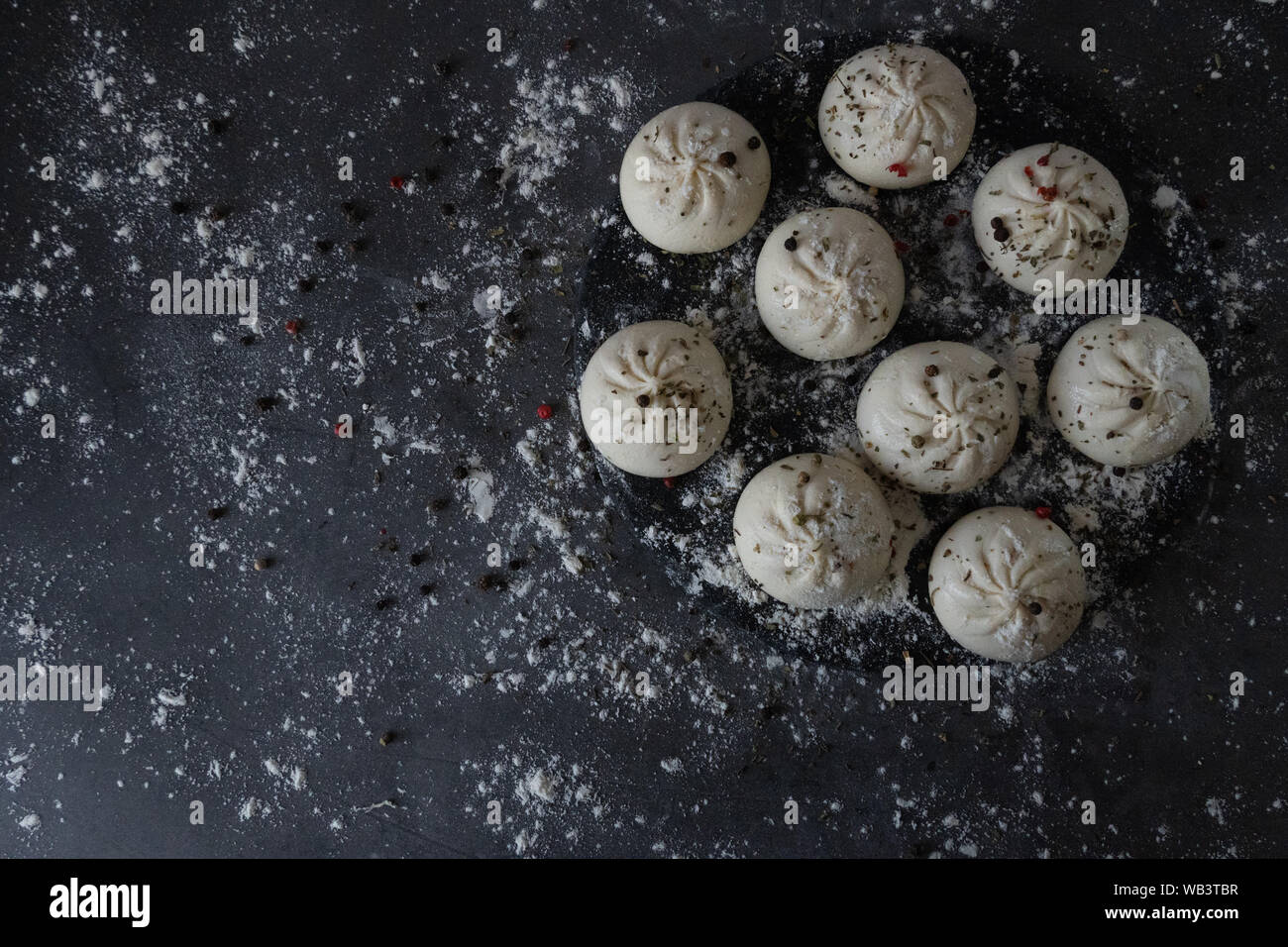 Georgian cibo fatto in casa chiamato khinkali. Cucina georgiana. Spazio libero per il testo. Vista dall'alto. Foto Stock