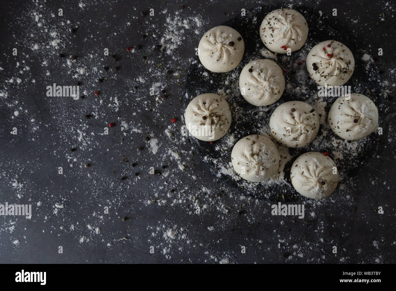 Georgian cibo fatto in casa chiamato khinkali. Cucina georgiana. Spazio libero per il testo. Vista dall'alto. Foto Stock