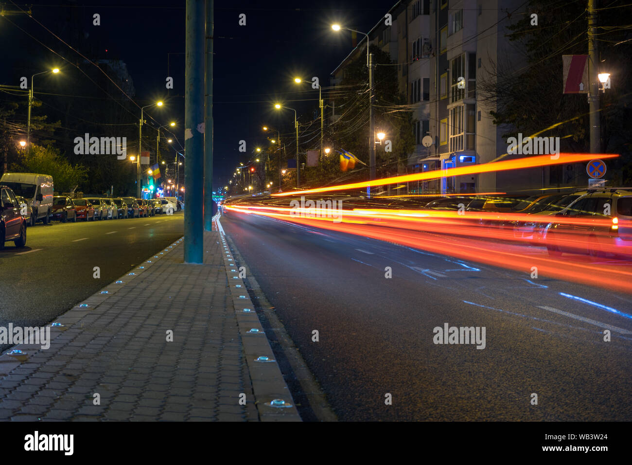 Percorsi di luce nella città di notte. Lunga esposizione. Foto Stock