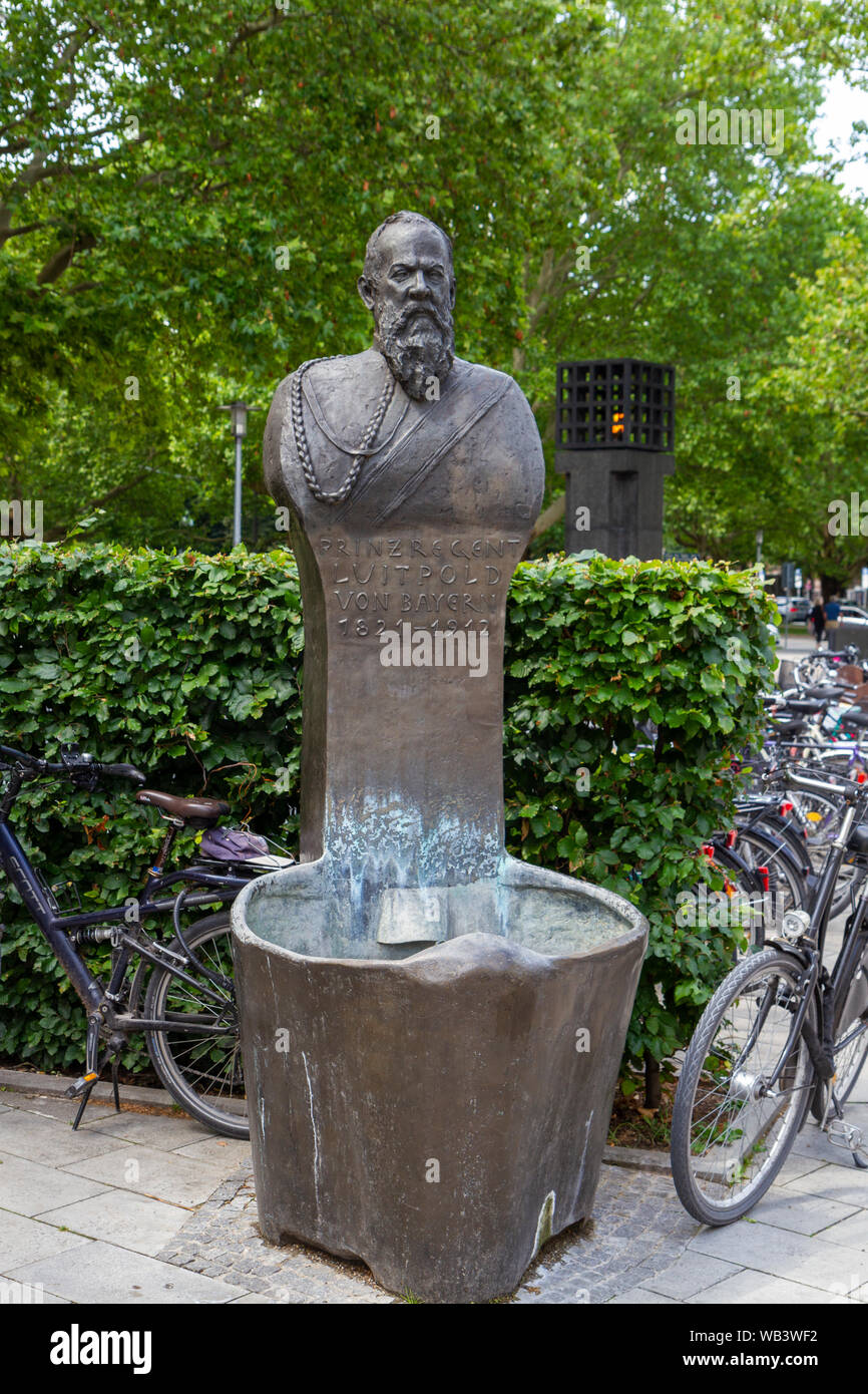 Busto commemorativo al Prinzregent Luitpold von Bayern (Luitpold Karl Joseph Wilhelm Ludwig) accanto al Cafe Luitpold, Monaco di Baviera, Germania. Foto Stock