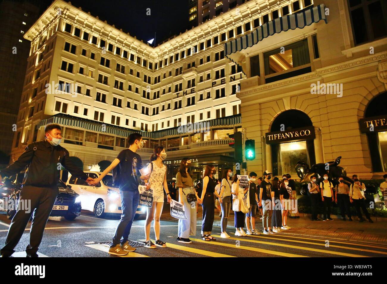 Hong Kong. 23 Ago, 2019. Più di 130.000 manifestanti formano una catena umana e unire le mani in vari distretti tra cui l'Isola di Hong Kong, Kowloon e i Nuovi Territori. La notte di venerdì che la protesta era ma non autorizzate e pacifici manifestanti visualizza banner, cantare canzoni per sollevare la consapevolezza internazionale della anti-movimenti di estradizione. Credito: Gonzales foto/Alamy Live News Foto Stock