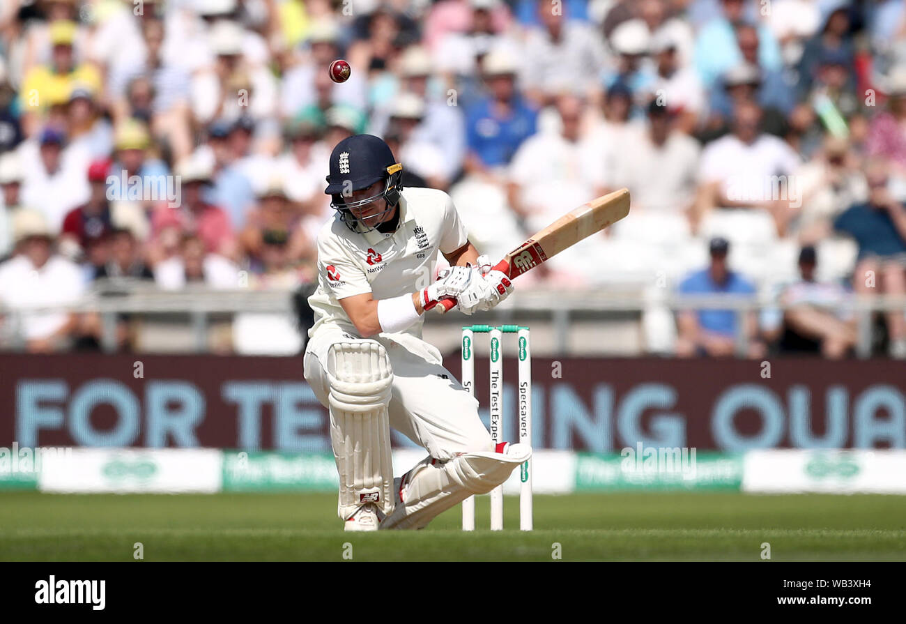 L'Inghilterra del Rory Burns anatre sotto un buttafuori da Austrlia's Josh Hazlewood durante il giorno e tre del terzo ceneri Test match a Headingley, Leeds. Foto Stock