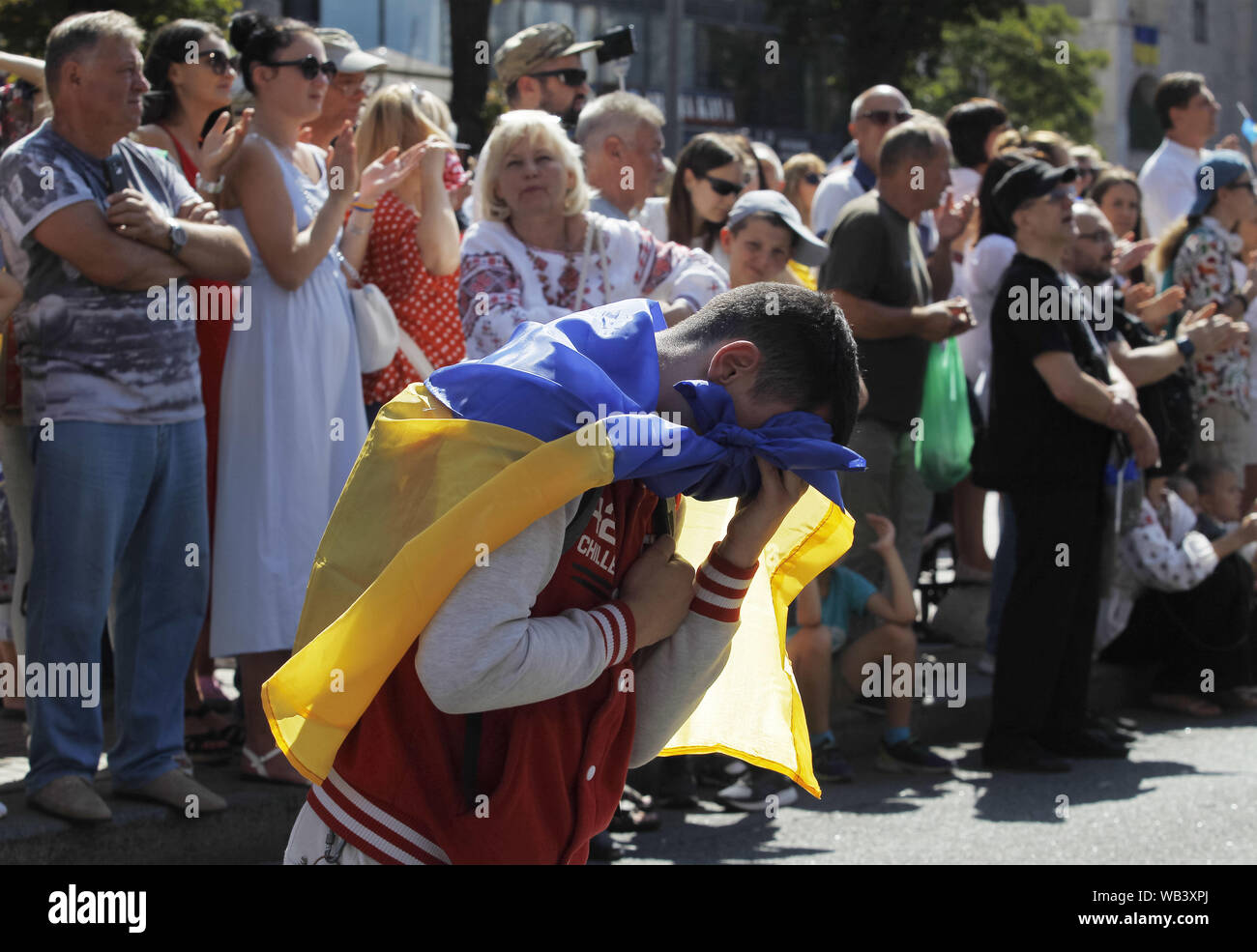 Kiev, Ucraina. 24 Ago, 2019. Un uomo reagisce come egli si erge sulle ginocchia e mostrando il suo rispetto per il Ukrainan combattenti che hanno partecipato in un conflitto militare in Ucraina orientale, durante il 'Marco di difensori dell'Ucraina" in occasione del Giorno di Indipendenza sulla piazza Indipendenza a Kiev, Ucraina, 24 agosto 2019. Gli ucraini contrassegnare il 28 anniversario dell'indipendenza dell'Ucraina dall'Unione Sovietica a partire dal 1991. Credito: Serg Glovny/ZUMA filo/Alamy Live News Foto Stock