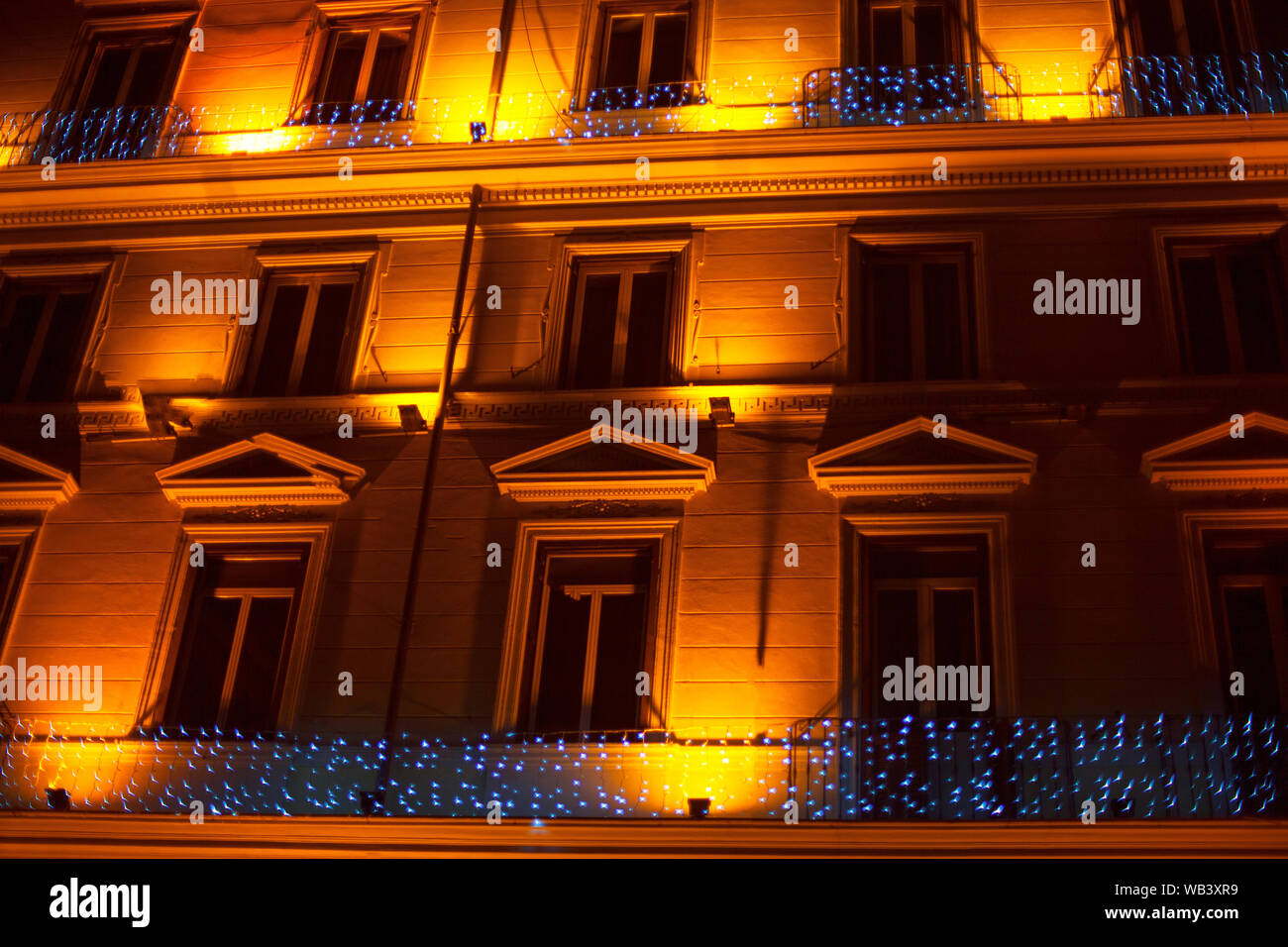 Parete illuminata e windows con ghirlande Foto Stock