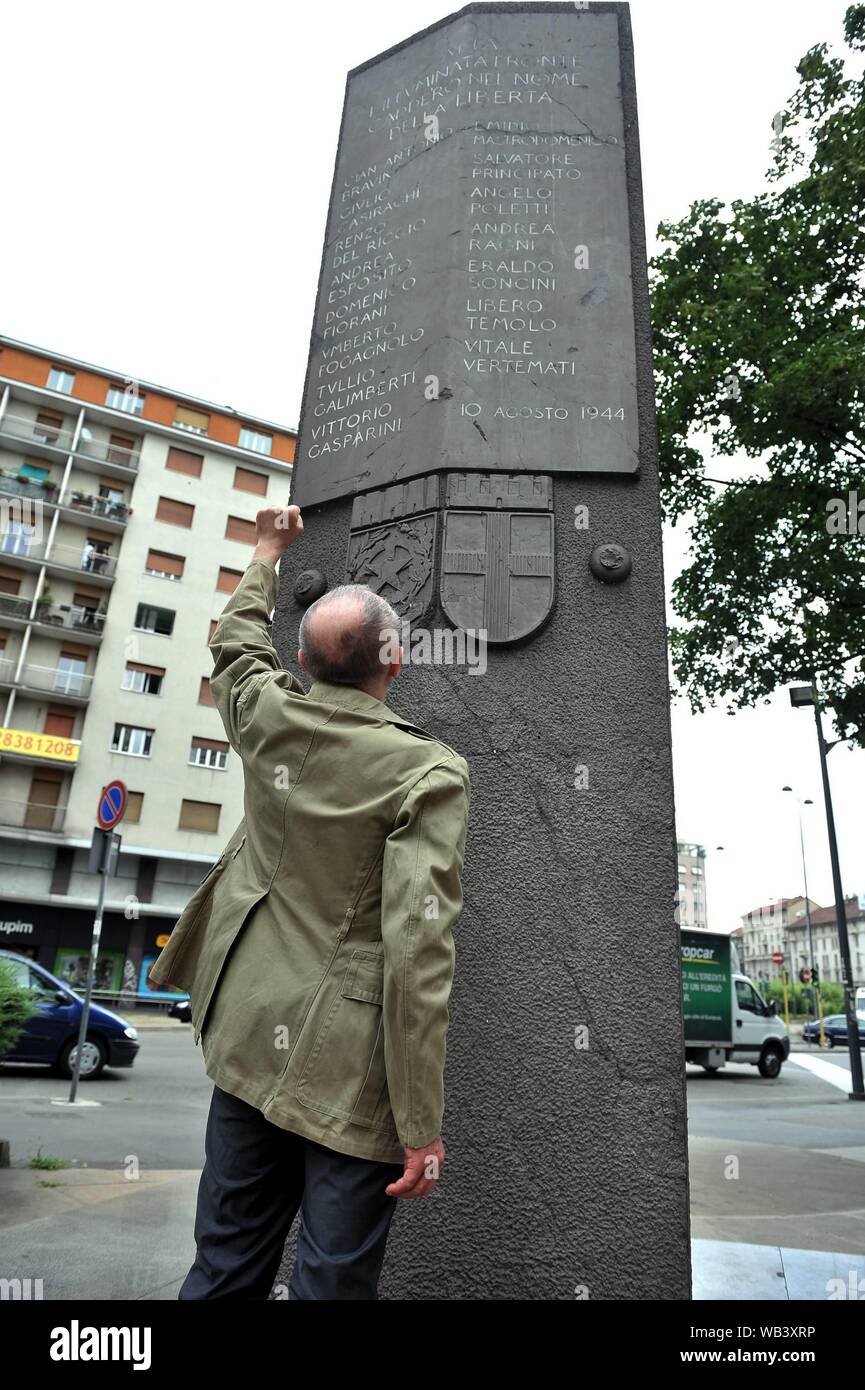 Riprese e set cinematografici in piazzale Loreto di short film linea  gotica, con l'ATTORE CARLO DELLE PIANE E LA DIREZIONE DI STEFANO GIULIDORI,  nella foto di Carlo DELLE PIANE (DUILIO PIAGGESI/fotogramma, MILANO -