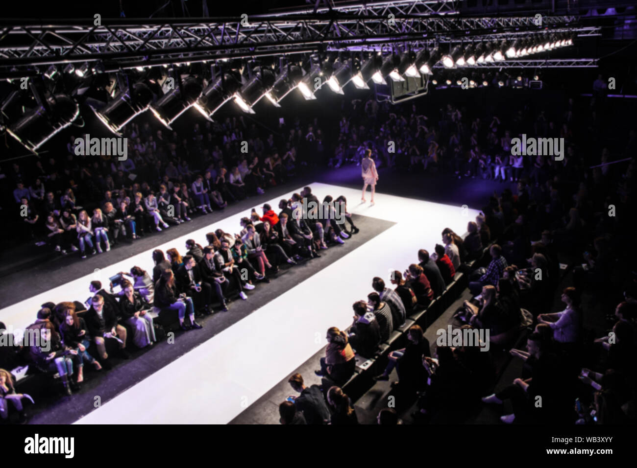 Offuscato su scopo Fashion Show, Catwalk, Runway Event, Fashion week foto a tema. Foto Stock