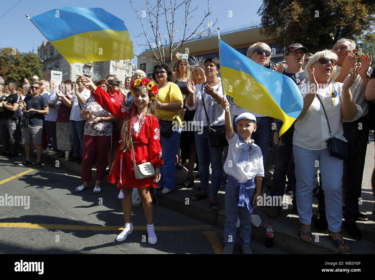 Kiev, Ucraina. 24 Ago, 2019. Benvenuto Ukrainans uomini delle forze armate ucraine, che hanno partecipato in un conflitto militare in Ucraina orientale, durante il 'Marco di difensori dell'Ucraina" in occasione del Giorno di Indipendenza sulla piazza Indipendenza a Kiev, Ucraina, 24 agosto 2019. Gli ucraini contrassegnare il 28 anniversario dell'indipendenza dell'Ucraina dall'Unione Sovietica a partire dal 1991. Credito: Serg Glovny/ZUMA filo/Alamy Live News Foto Stock