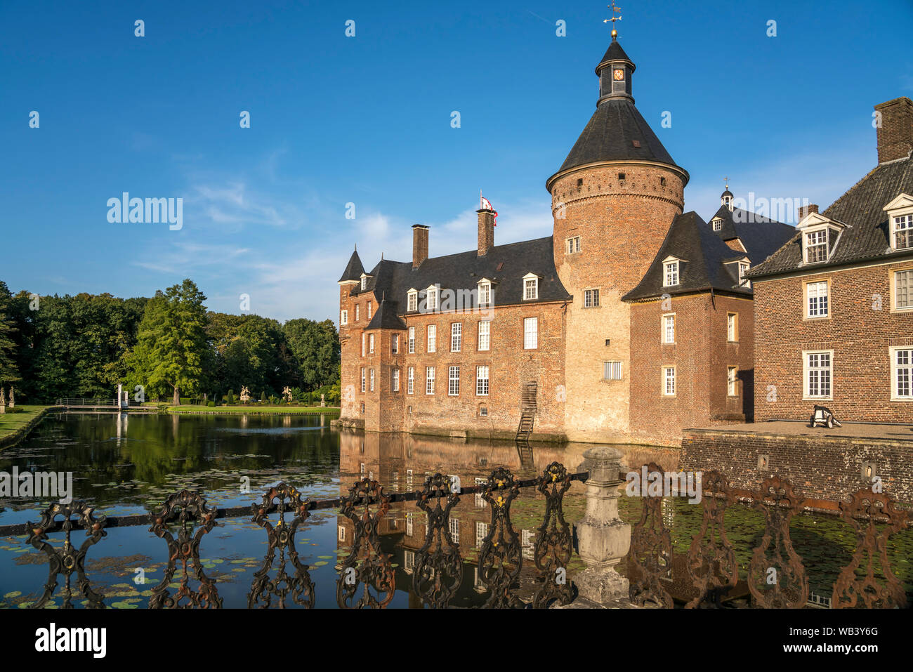 Wasserschloss Burg Anholt, Isselburg, Nordrhein-Westfalen, Deutschland | Burg Anholt, moated castle, Isselburg, Renania settentrionale-Vestfalia, Germania, Europ Foto Stock