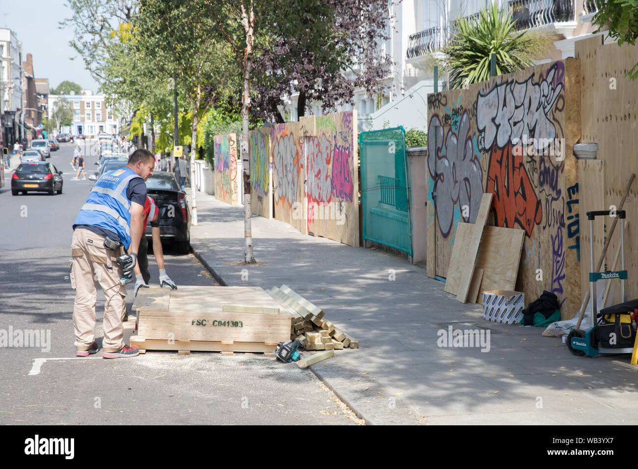 Notting Hill, Regno Unito. 24 Ago, 2019. Ottenere i preparativi in corso per l'Annuale carnevale di Notting Hill che si svolge il 25 e 26 agosto. Le persone e le aziende iniziano a bordo fino le finestre e le porte per proteggere le loro proprietà da atti di vandalismo. Credito: Keith Larby/Alamy Live News Foto Stock