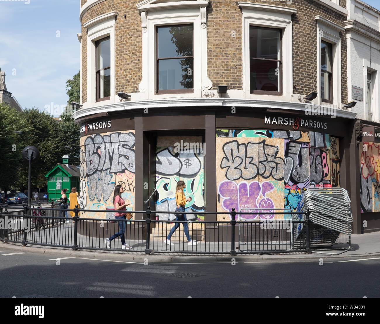 Notting Hill, Regno Unito. 24 Ago, 2019. Ottenere i preparativi in corso per l'Annuale carnevale di Notting Hill che si svolge il 25 e 26 agosto. Le persone e le aziende iniziano a bordo fino le finestre e le porte per proteggere le loro proprietà da atti di vandalismo. Credito: Keith Larby/Alamy Live News Foto Stock