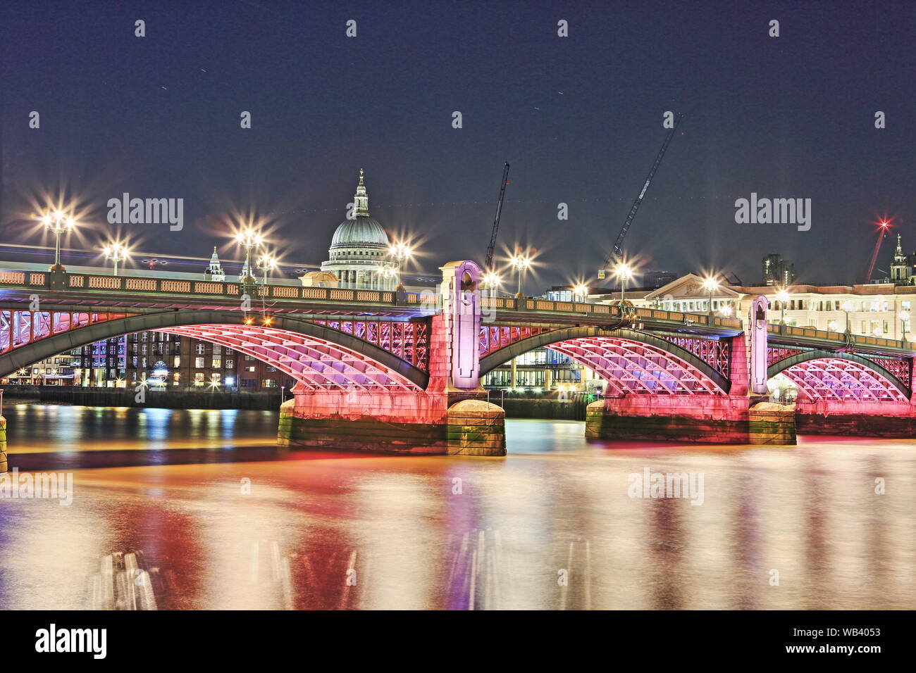 Fiume illuminato, Londra da Leo Villareal; shot in HDR Foto Stock