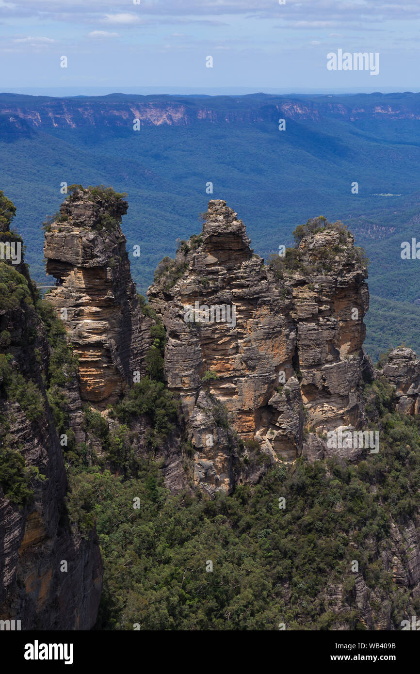 Viste delle Montagne Blu, Katoomba, che mostra le tre sorelle, situato a Echo Point, NSW, Australia. Foto Stock