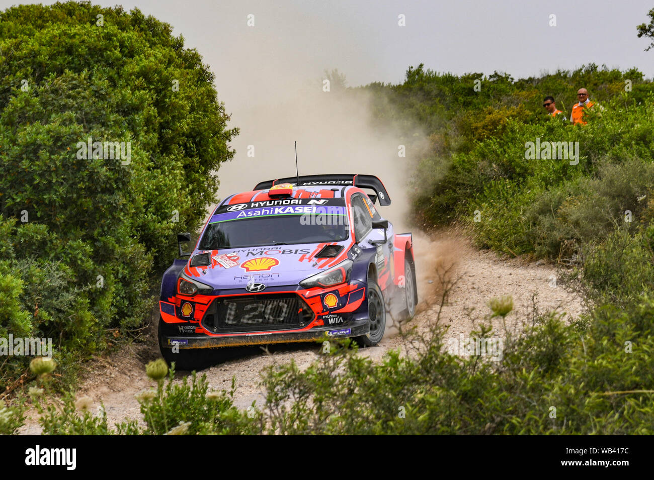 DANIEL SORDO, su Hyundai i20 WRC PLUS SOTTO GLI OCCHI DEI COMMISSARI SULLA PROVA SPECIALE 5 durante la WRC - Rally Italia Sardegna - Giorno 02, Alghero, Italia, Foto Stock