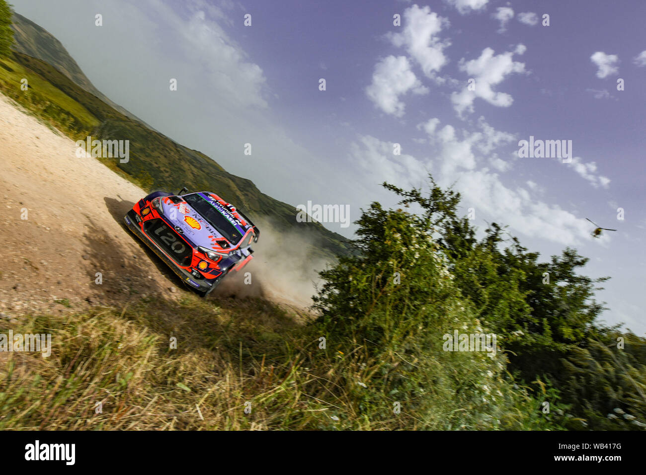 ANDREA MIKKELSEN, su Hyundai i20 WRC PLUS NEL PASSAGGIO VELOCE SULLA PROVA SPECIALE 8 SEGUITO DALL'ELICOTTERO DELLA TV durante la WRC - Rally Italia Sardegna - Foto Stock