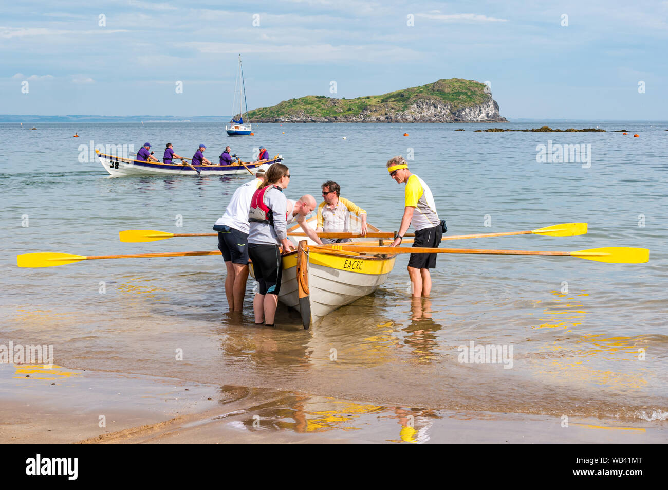 North Berwick, Scozia, Regno Unito, 24 agosto 2019. I variopinti canottaggio che partecipano alla regata da 12 club in tutta la Scozia competono in un caldo fine settimana di festa della banca di sole, canottando 2.5 km intorno a Craigleith Island. Lo skiff di St Ayle è una tradizionale barca a remi a 4 arate. Canottaggio costiero club barche e squadre Foto Stock