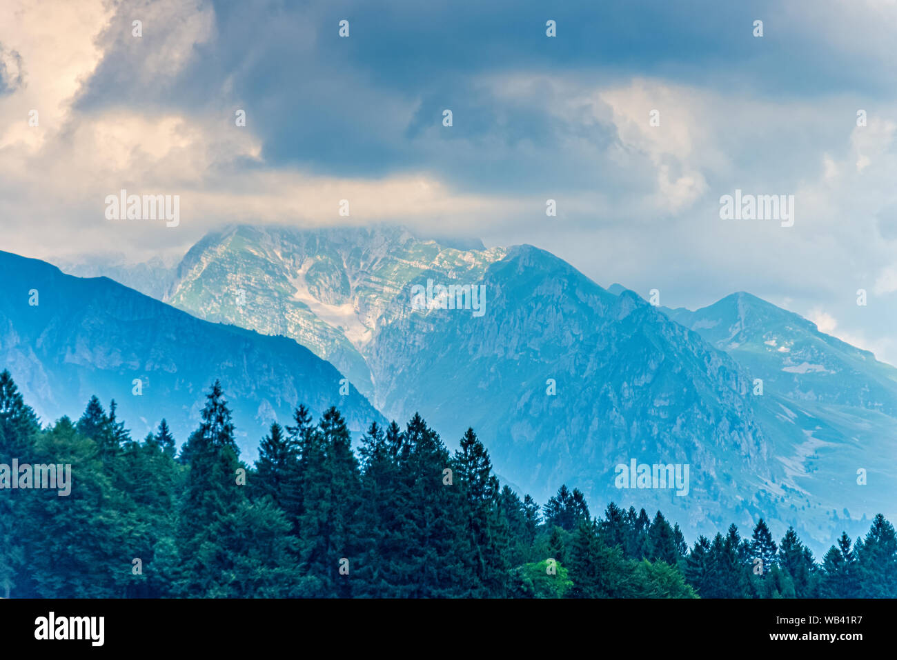 Una forte tempesta sulle Alpi Foto Stock