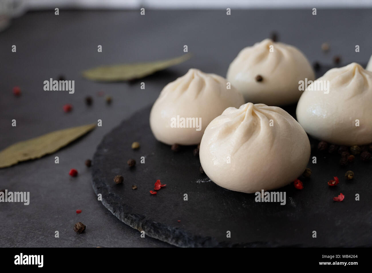 Georgian cibo fatto in casa chiamato khinkali. Cucina georgiana. Spazio libero per il testo. Vista dall'alto. Foto Stock