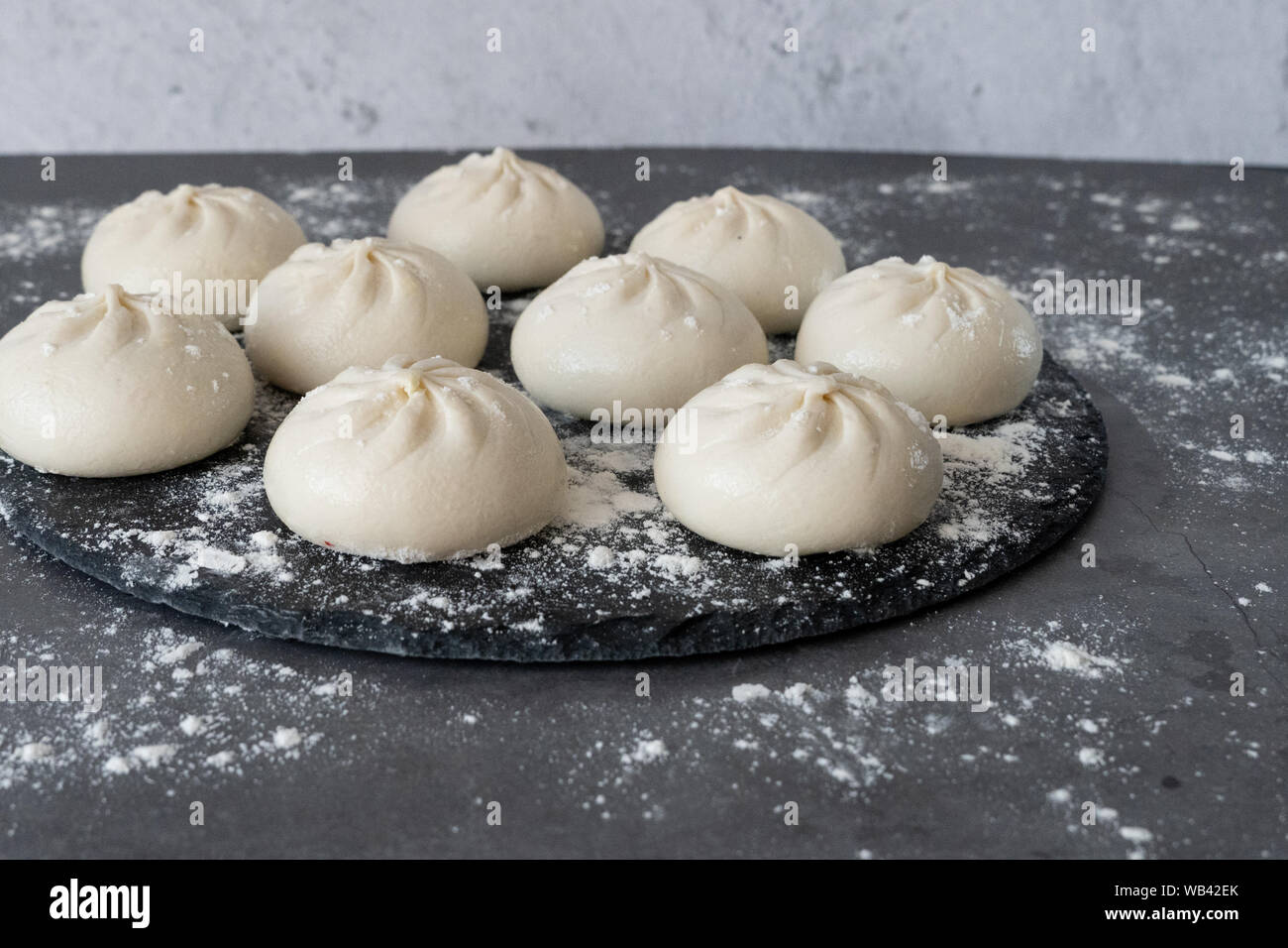 Georgian cibo fatto in casa chiamato khinkali. Cucina georgiana. Spazio libero per il testo. Vista dall'alto. Foto Stock