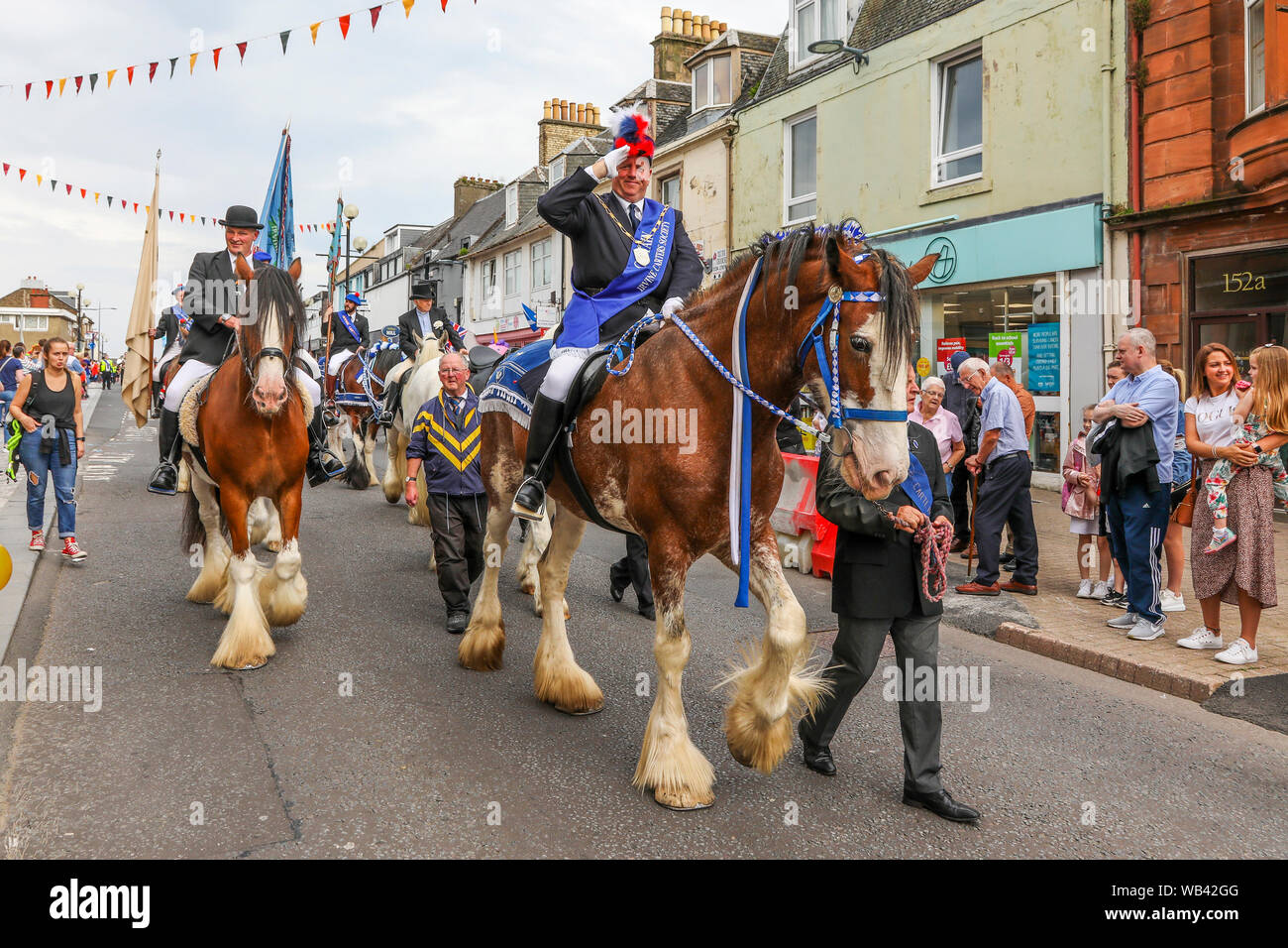 Irvine, Regno Unito. Il 24 agosto 2019. Irvine Marymass del Festival è un evento storico che ha iniziato come un medievale horse show e ora è il più grande festival nelle acque ad ovest della Scozia che attrae oltre 20.000 visitatori all'anno. Questo corteo storico è organizzato da "l'Irvine carradori " Società " che è stato formato per la prima volta per affari e per fini caritativi e possono risalire le sue origini al 1753. Immagine di DANNY KERR da Irvine chi è stato il capitano del carradori per 13 anni. Credito: Findlay/Alamy Live News Foto Stock