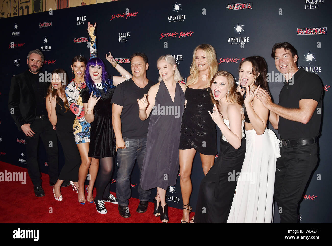 HOLLYWOOD, CA - 23 agosto: (L-R) AJ Bowen, Clarke Wolfe, Hannah calza, Chelsea Stardust, Adam Goldworm, Amanda Presmyk, Rebbeca Romijn, Hayley Griffith, Ruby Modine e Jerry O'Connell arriva alla premiere di 'Satanic Panic" presso il teatro egiziano su agosto 23, 2019 a Hollywood, in California. Foto Stock