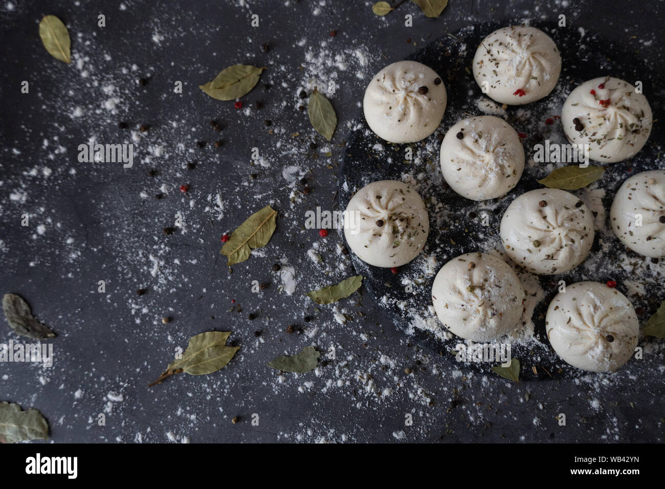Georgian cibo fatto in casa chiamato khinkali. Cucina georgiana. Spazio libero per il testo. Vista dall'alto. Foto Stock