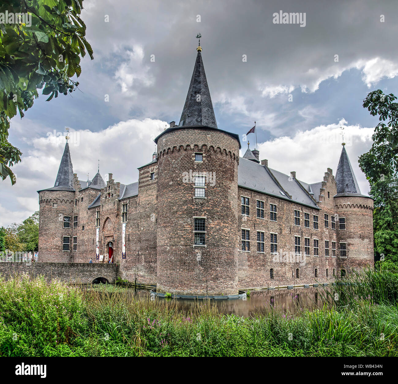 Helmond, Paesi Bassi, Agosto 16, 2019: vista delle mura e torri del castello del XIV secolo e il suo fossato circostante formano il nord ovest Foto Stock