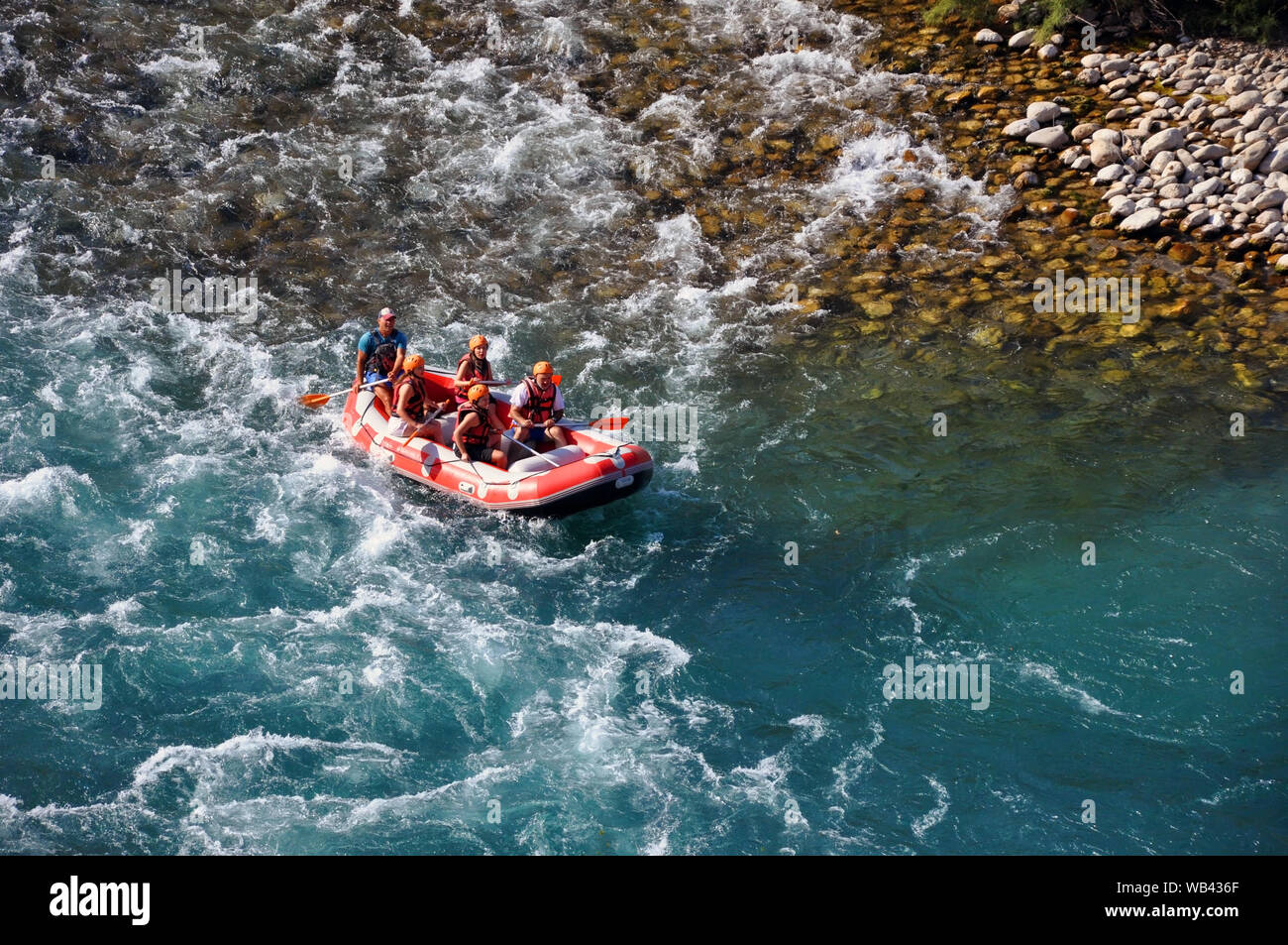 Rafting, un gruppo di giovani con una guida rafting lungo un fiume di montagna. Extreme e divertente sport a una attrazione turistica. Foto Stock