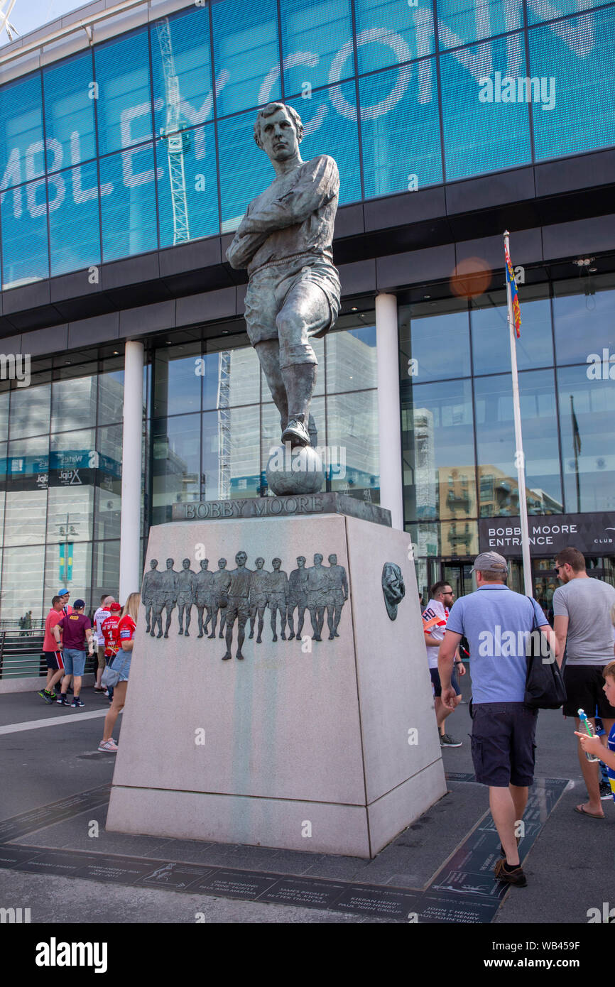 Londra, Regno Unito. Wembley, Londra, Regno Unito. 24 Ago, 2019. St Helens v Warrington Lupi Coral Challenge Cup Final 2019 allo Stadio di Wembley - ventilatori raccogliere fuori dallo stadio prima della partita Credito: John Hopkins/Alamy Live News Foto Stock