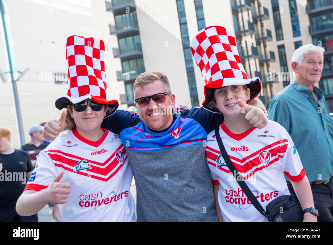 Londra, Regno Unito. Wembley, Londra, Regno Unito. 24 Ago, 2019. St Helens v Warrington Lupi Coral Challenge Cup Final 2019 allo Stadio di Wembley - ventilatori raccogliere fuori dallo stadio prima della partita Credito: John Hopkins/Alamy Live News Foto Stock