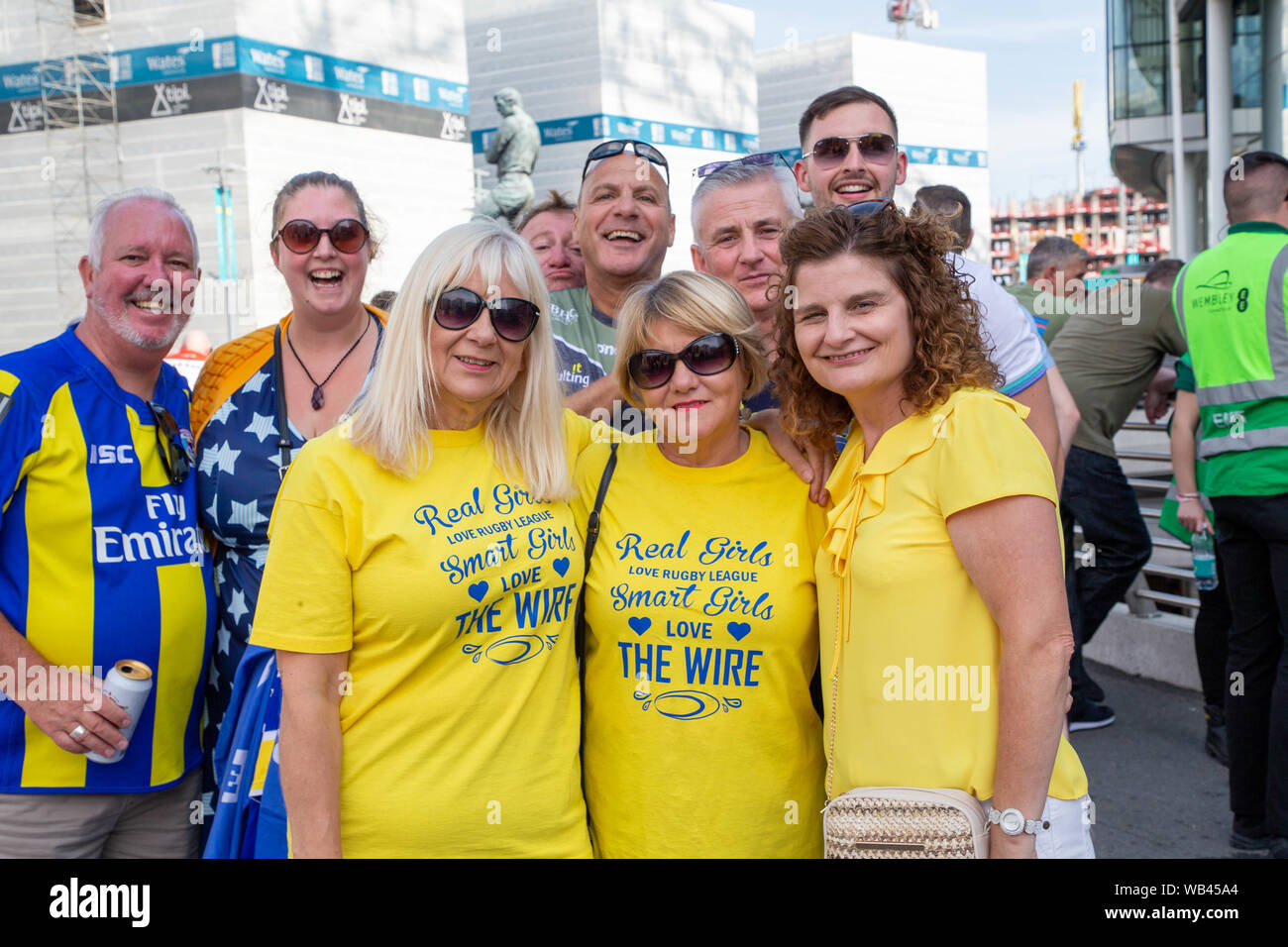 Londra, Regno Unito. Wembley, Londra, Regno Unito. 24 Ago, 2019. St Helens v Warrington Lupi Coral Challenge Cup Final 2019 allo Stadio di Wembley - ventilatori raccogliere fuori dallo stadio prima della partita Credito: John Hopkins/Alamy Live News Foto Stock