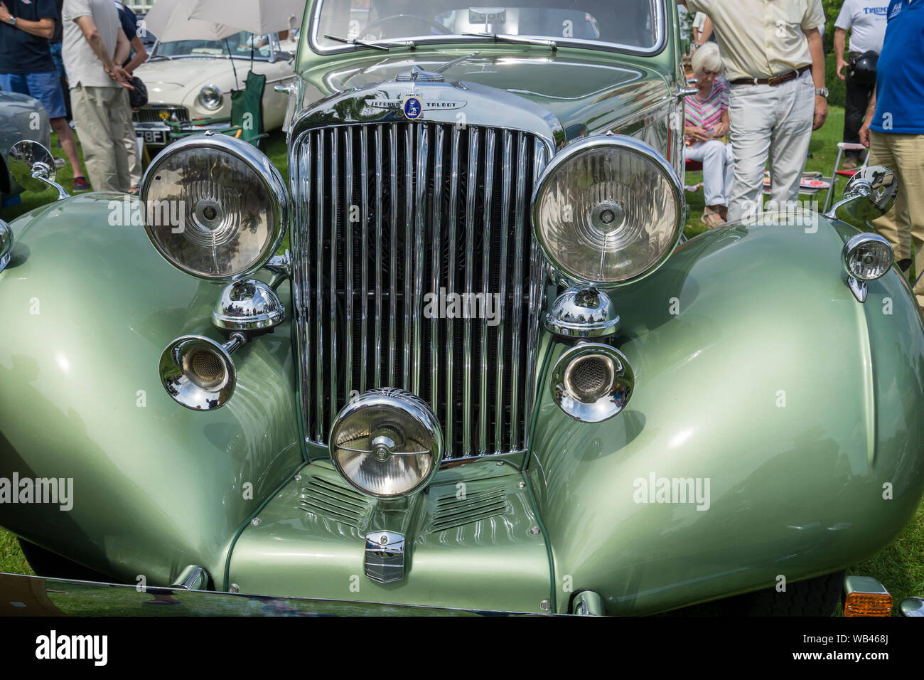 Radiatore e luci del 1938 Sunbeam Talbot berlina sportiva auto presso il Festival Helmingham di Classic & Sports Cars 2019 Foto Stock