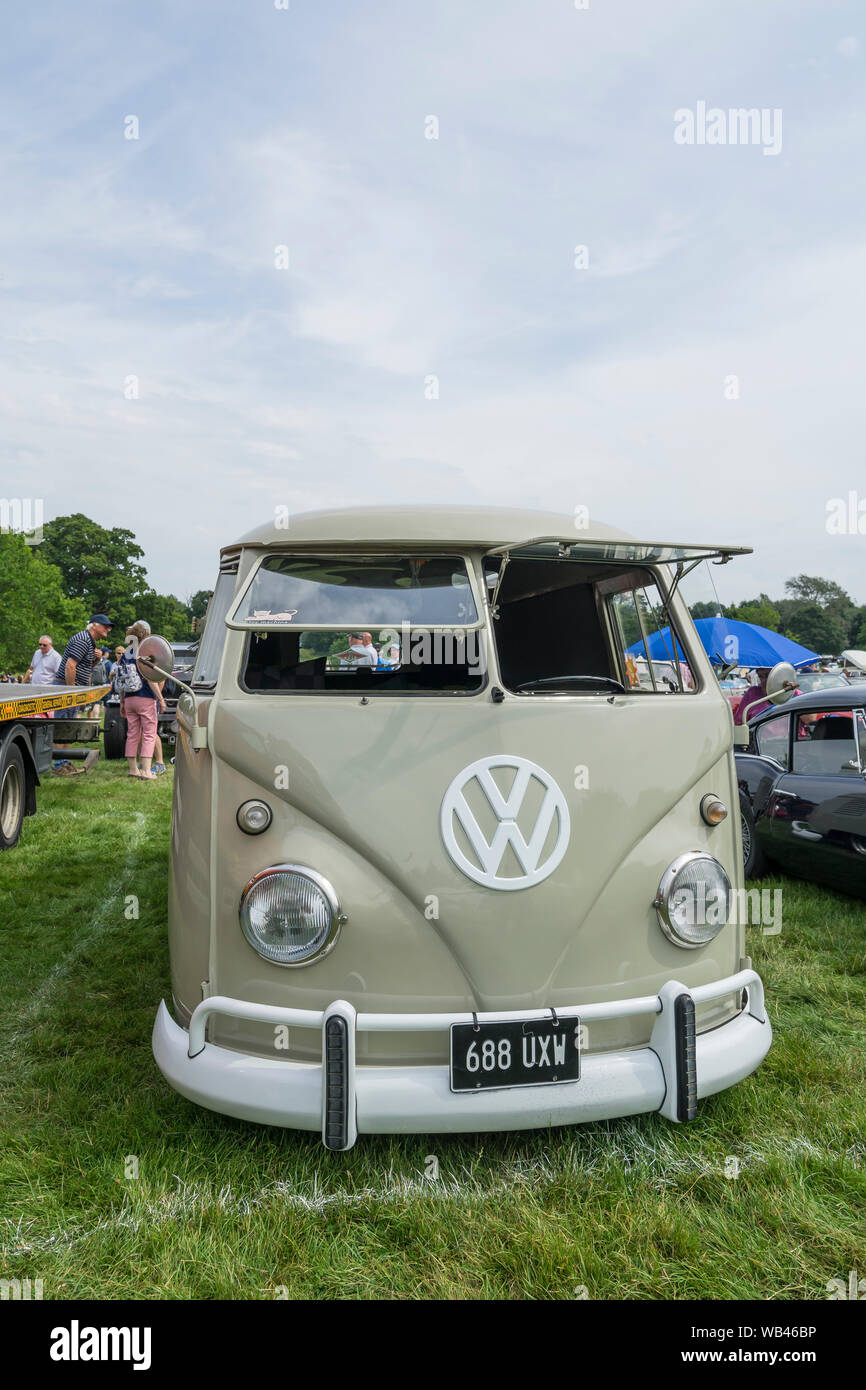 VW camper presso il Festival Helmingham di Classic & Sports Cars 2019 Foto Stock