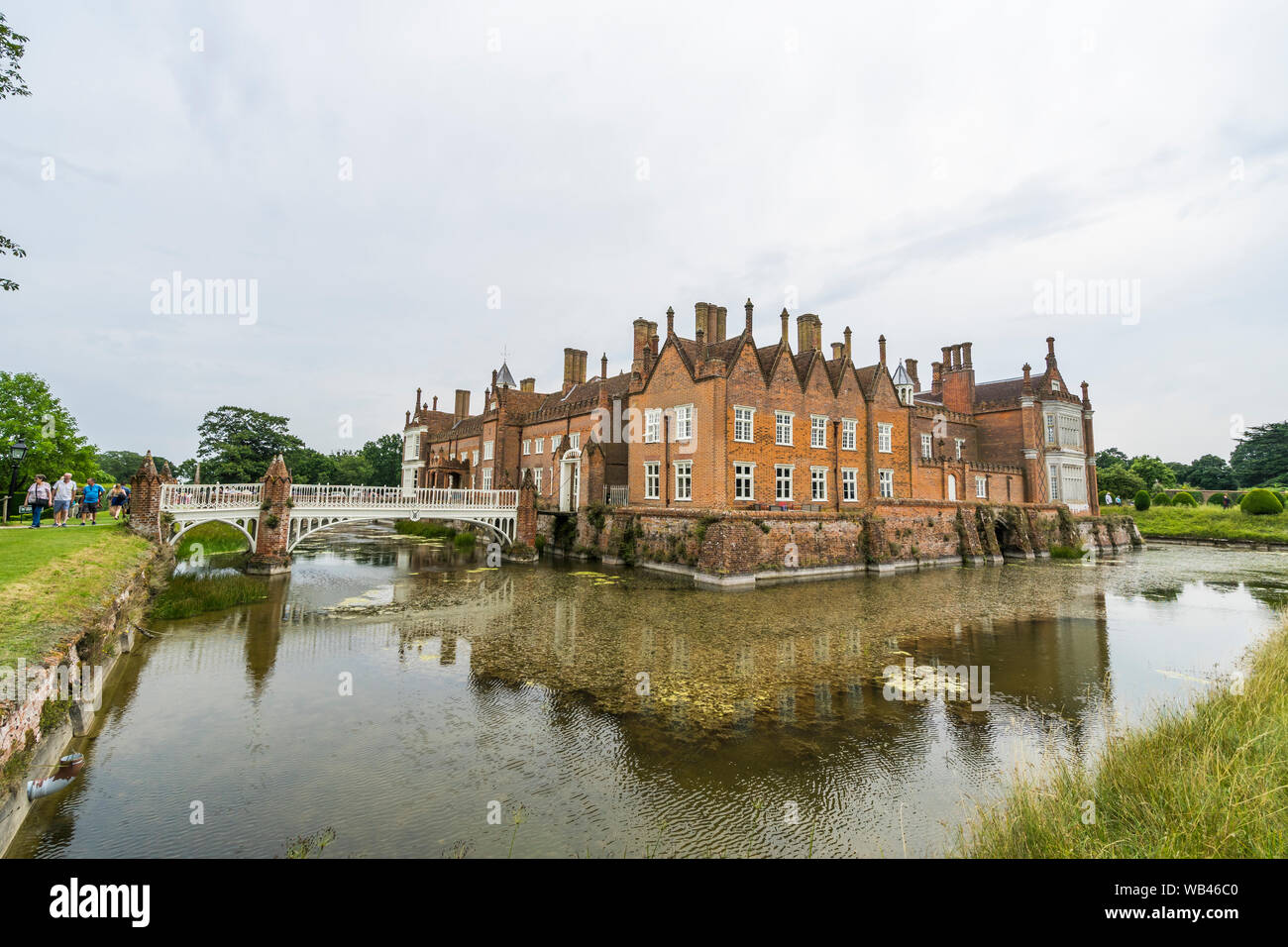 Westerly fossato di elevazione e passerella per Helmingham Hall 2019 Foto Stock