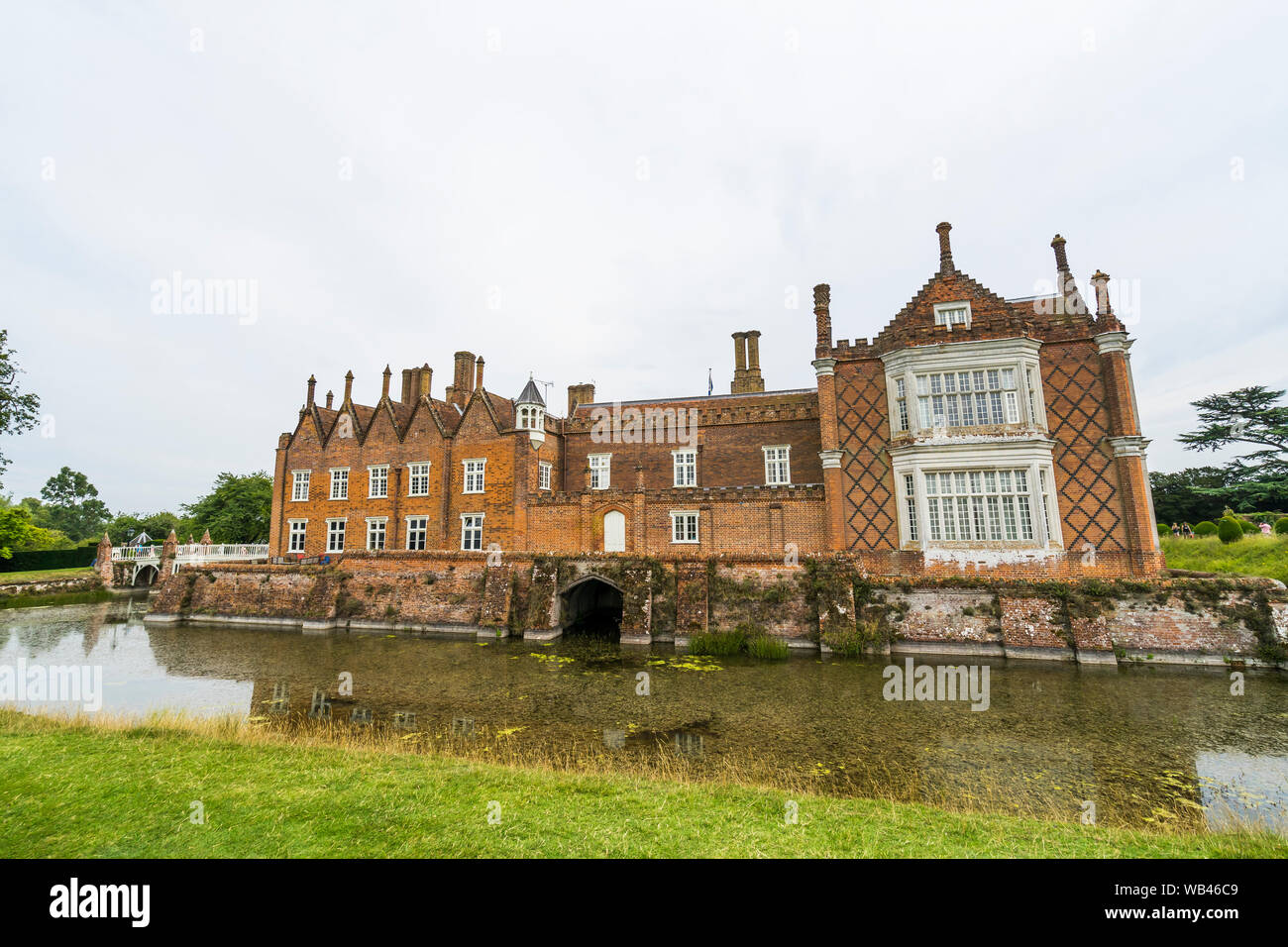 Westerly elevazione di Helmingly Hall e il fossato 2019 Foto Stock