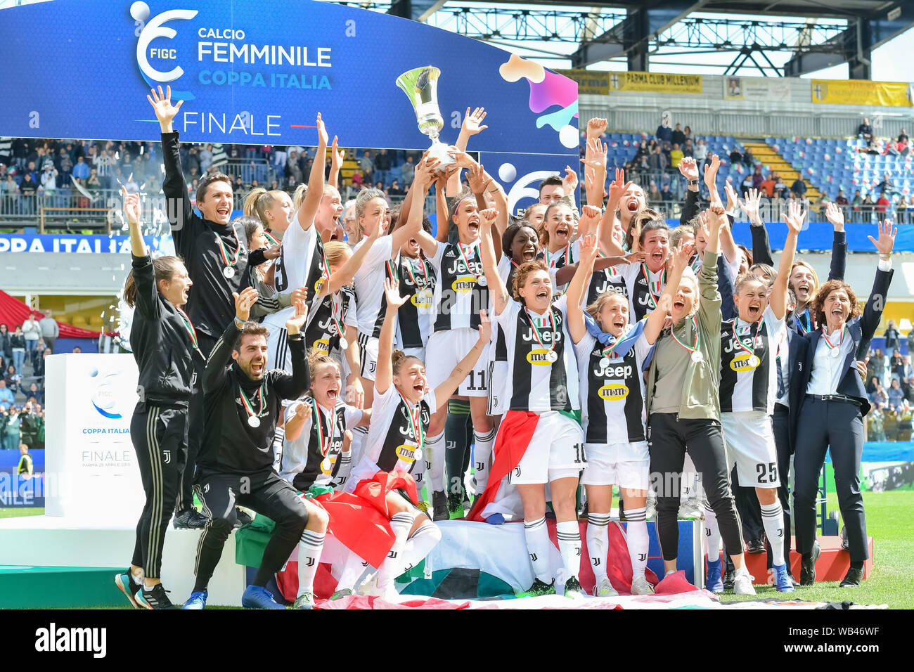 LA JUVENTUS ALZA LA COPPA ITALIA durante la Fiorentina donna vs Juventus, Parma, Italia, 28 Apr 2019, Calcio Calcio Italiano Cup donne Foto Stock