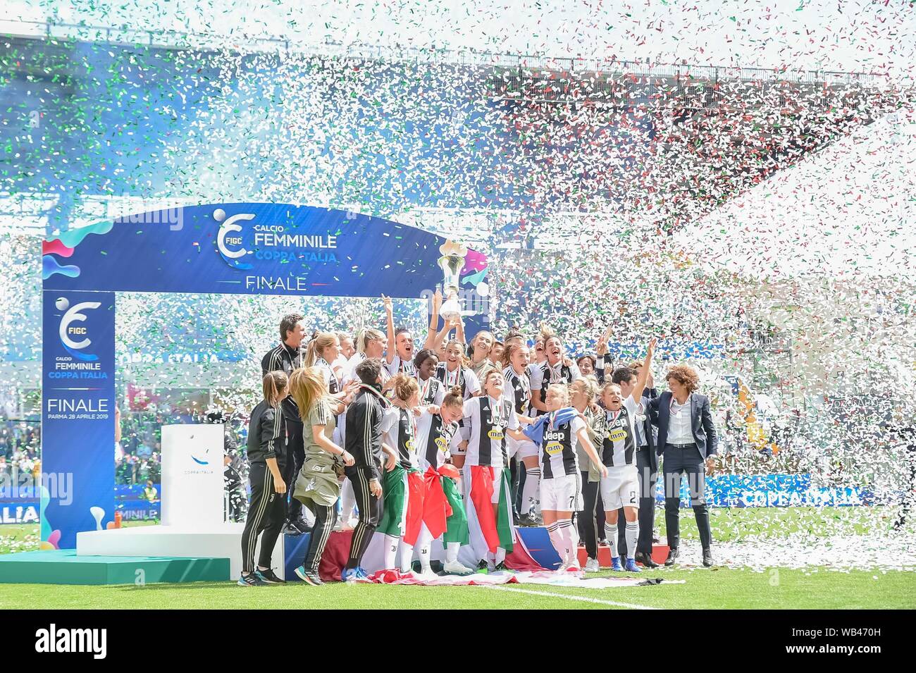 LA JUVENTUS ALZA LA COPPA ITALIA durante la Fiorentina donna vs Juventus, Parma, Italia, 28 Apr 2019, Calcio Calcio Italiano Cup donne Foto Stock