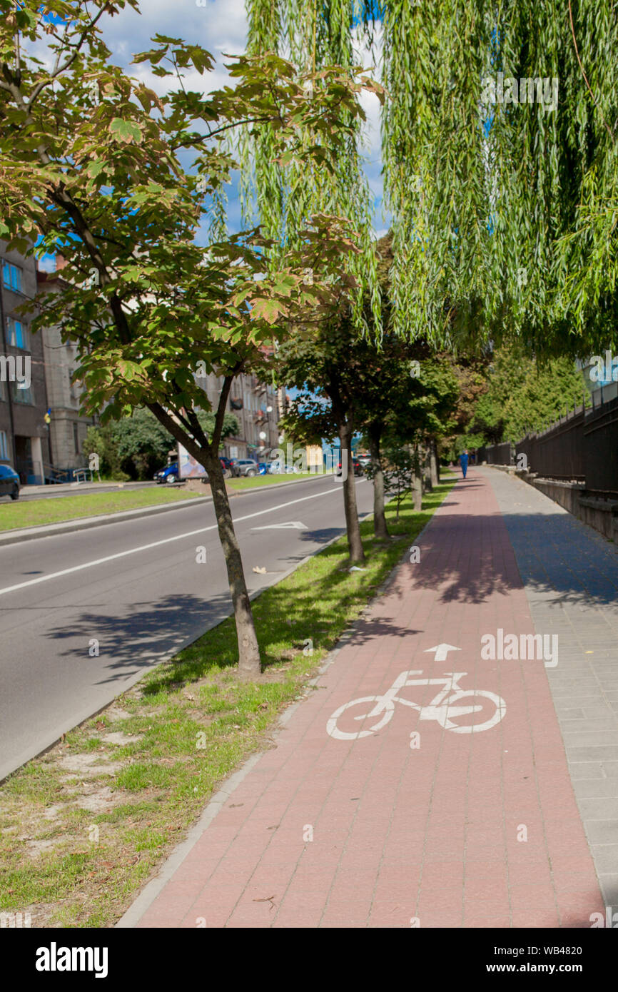 Protetto pista ciclabile tra corsia di parcheggio e marciapiede sulla strada di città Foto Stock