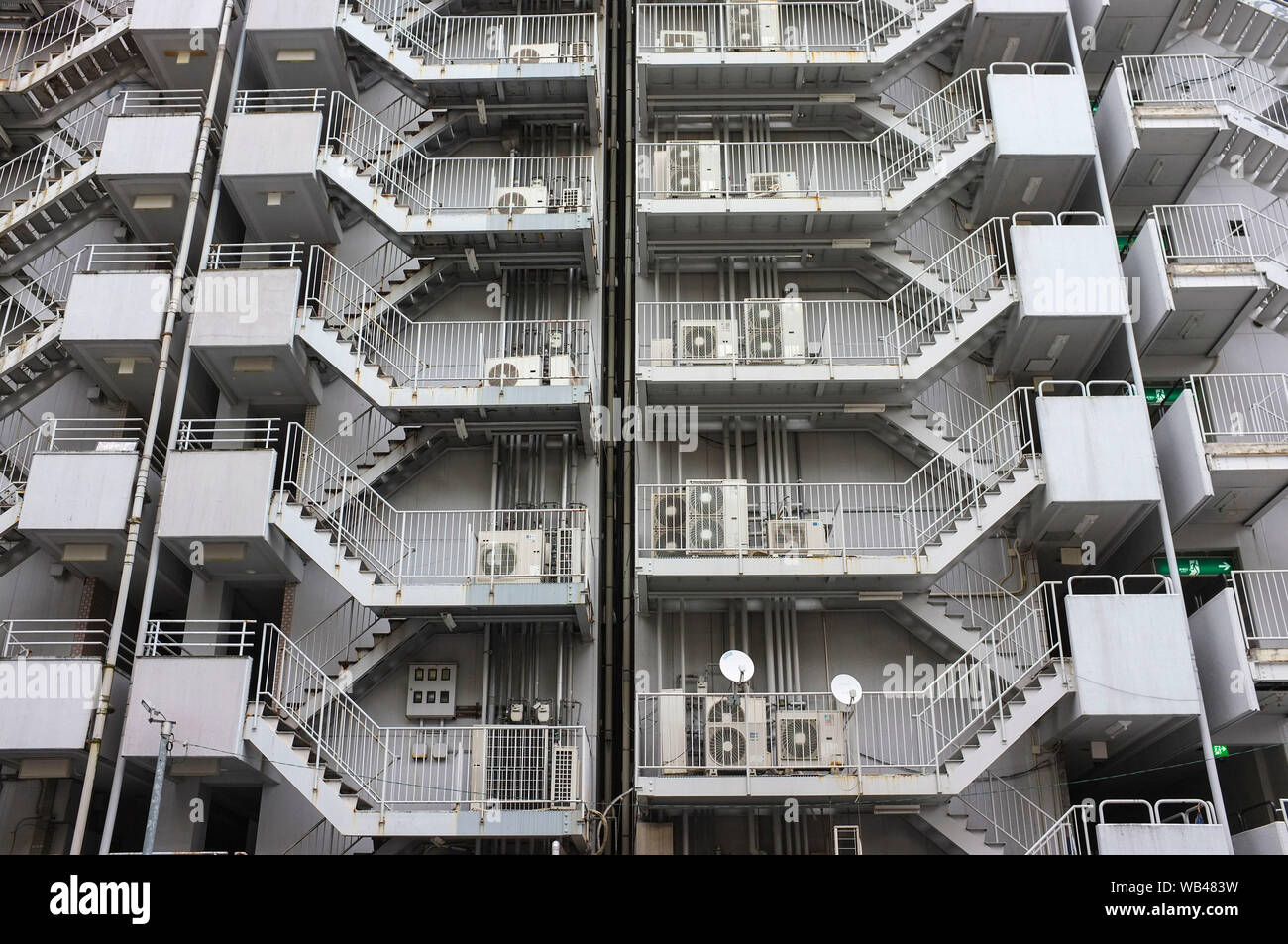 Scale al di fuori dell abitazione edificio di Kumamoto, Giappone. Foto Stock