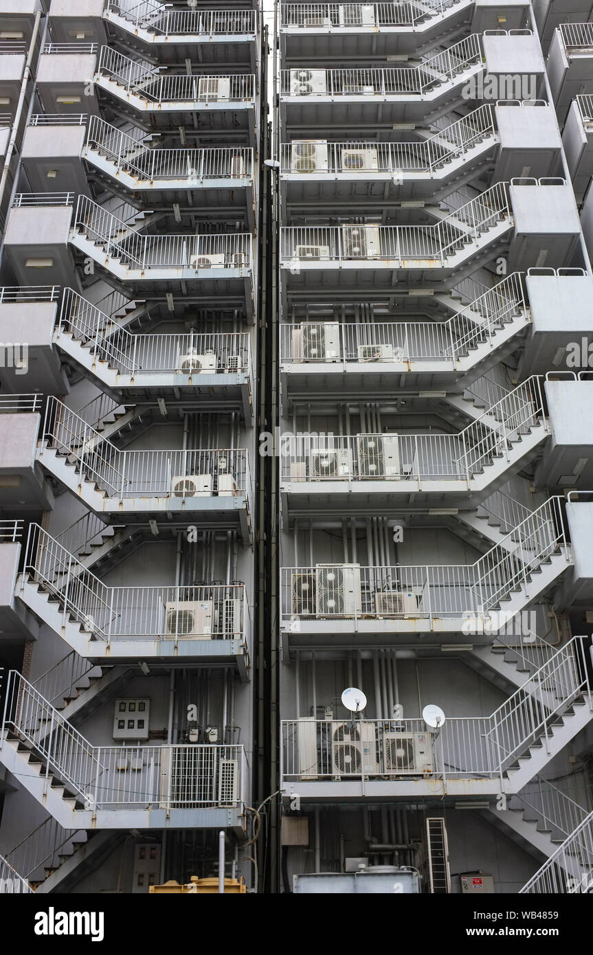 Scale al di fuori dell abitazione edificio di Kumamoto, Giappone. Foto Stock