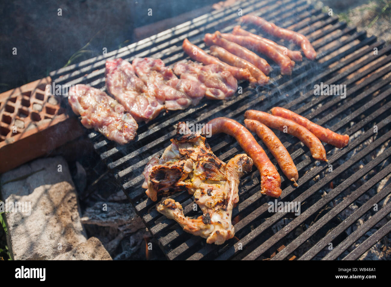 Grigliata di gustose salsicce sul barbecue grill a carbone. Foto Stock